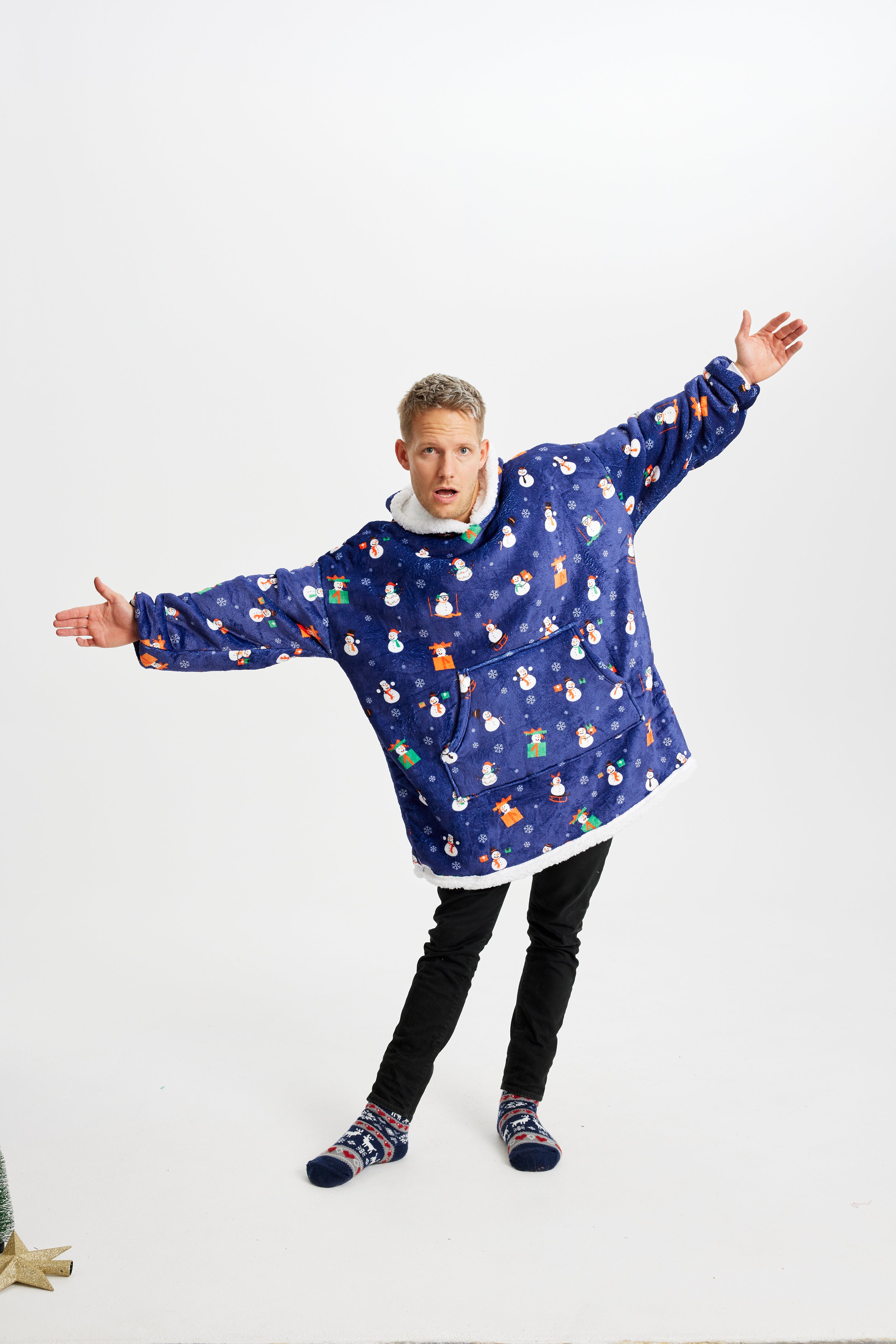 Ein posierender Mann trägt einen blauen Weihnachtskapuzenpullover mit Schneemännern.